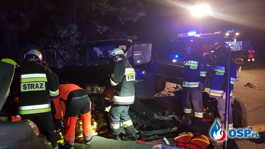 Zderzenie trzech aut. Mężczyzna uwięziony pod skrzynią ładunkową OSP Ochotnicza Straż Pożarna
