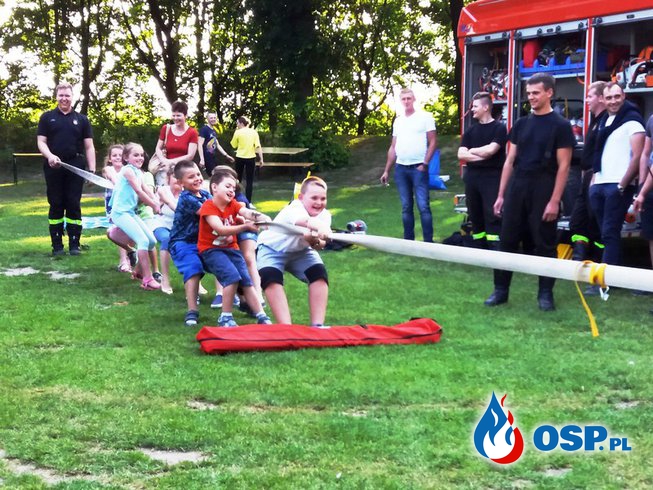 Pokazy sprzętu podczas pikniku rodzinnego w Wojciechowie OSP Ochotnicza Straż Pożarna
