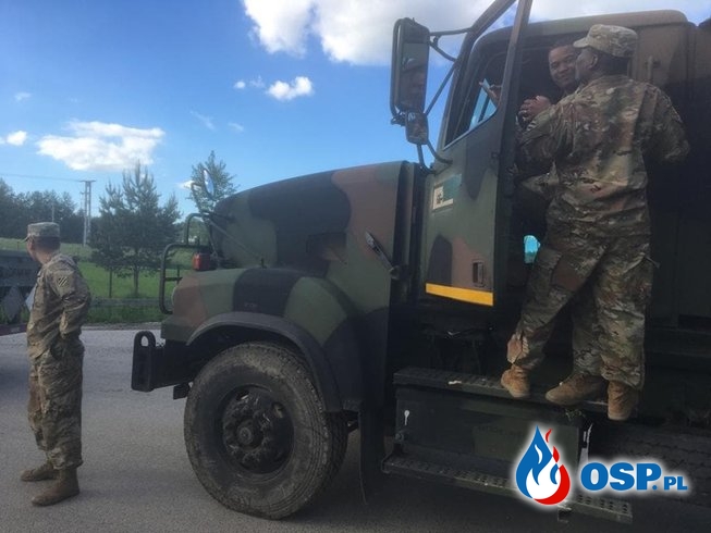 Amerykańscy żołnierze utknęli na osiedlowej drodze. Pomogli im strażacy. OSP Ochotnicza Straż Pożarna