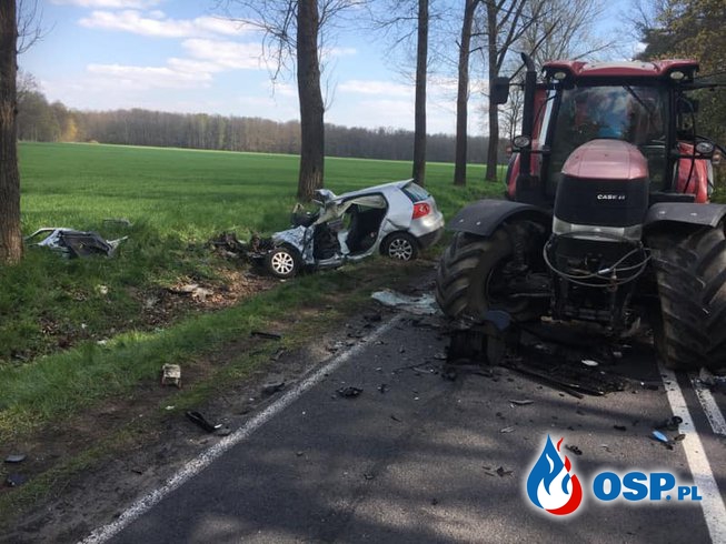 19-letni kierowca ciężko ranny po czołowym zderzeniu z traktorem. W akcji śmigłowiec LPR. OSP Ochotnicza Straż Pożarna