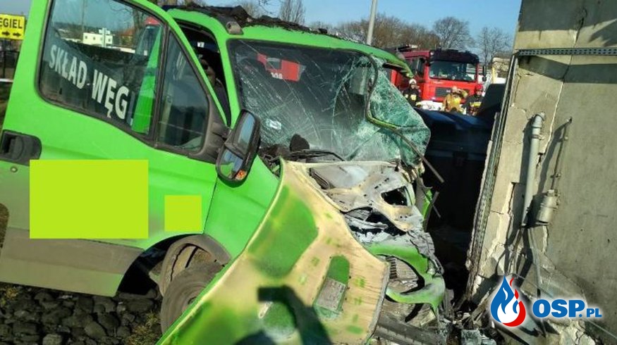 Wronki – samochód uderzył w budynek, kierowca uwięziony w pojeździe OSP Ochotnicza Straż Pożarna