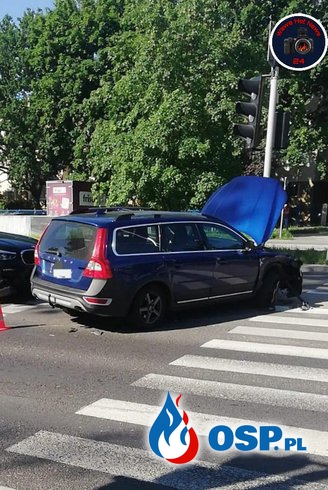 3 auta zderzyły się na warszawskim Ursynowie. Jedno z nich dachowało. OSP Ochotnicza Straż Pożarna