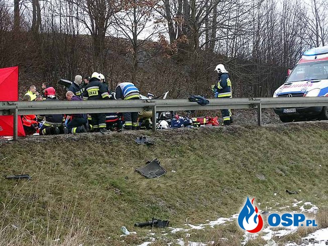 Czołowe zderzenie volkswagena i volvo. Dwie młode osoby zginęły na miejscu. OSP Ochotnicza Straż Pożarna