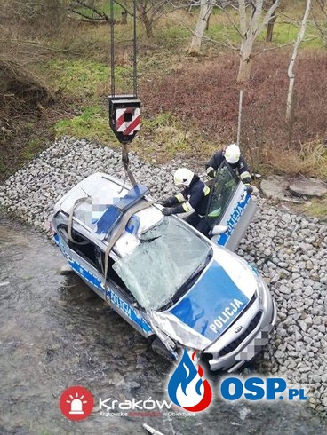 Policyjny radiowóz wpadł do rzeki. Dwaj policjanci w szpitalu. OSP Ochotnicza Straż Pożarna