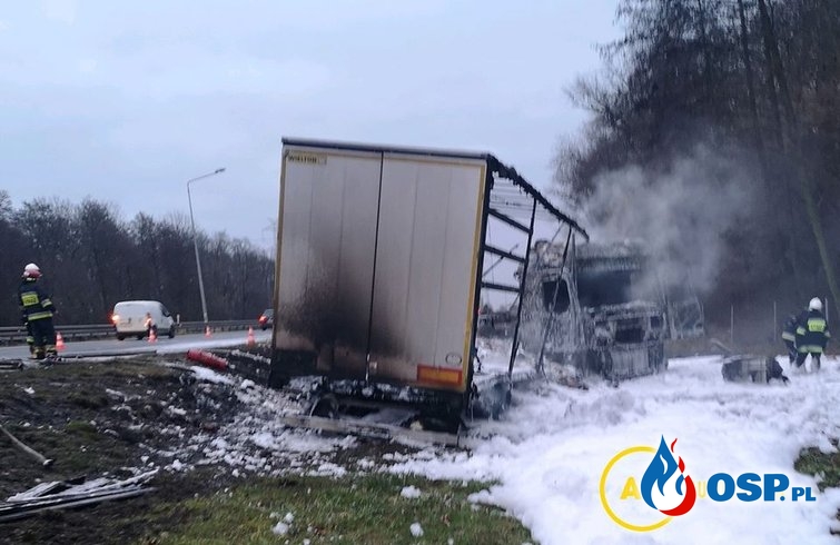 Pożar ciężarówki na A4. Pojazd doszczętnie spłonął. OSP Ochotnicza Straż Pożarna