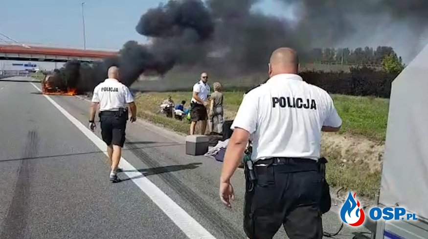 Na autostradzie A4 spłonął samochód, którym rodzina jechała na wakacje. OSP Ochotnicza Straż Pożarna