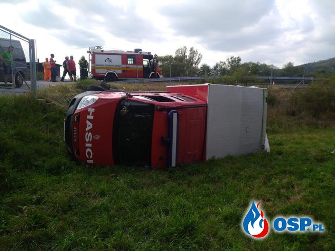 Wóz strażacki kilkukrotnie koziołkował po wypadku na Słowacji. OSP Ochotnicza Straż Pożarna