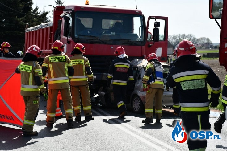 Dwie osoby zginęły w czołowym zderzeniu samochodu z ciężarówką w Oświęcimiu OSP Ochotnicza Straż Pożarna