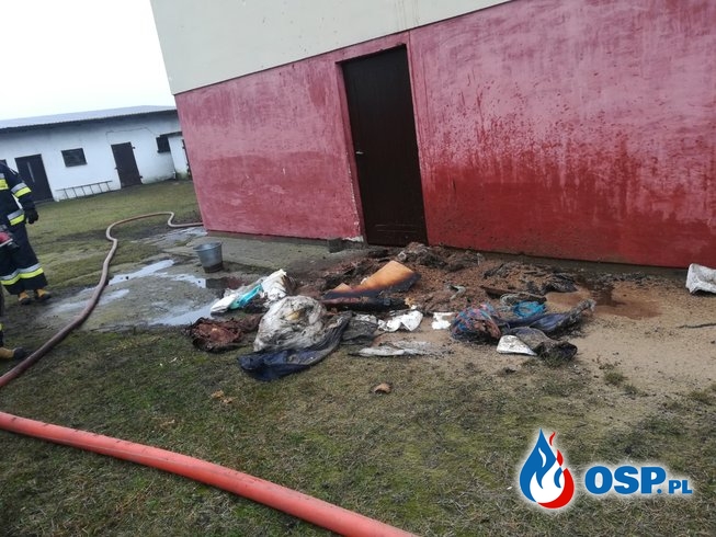 Pożar na poddaszu w budynku jednorodzinnym OSP Ochotnicza Straż Pożarna