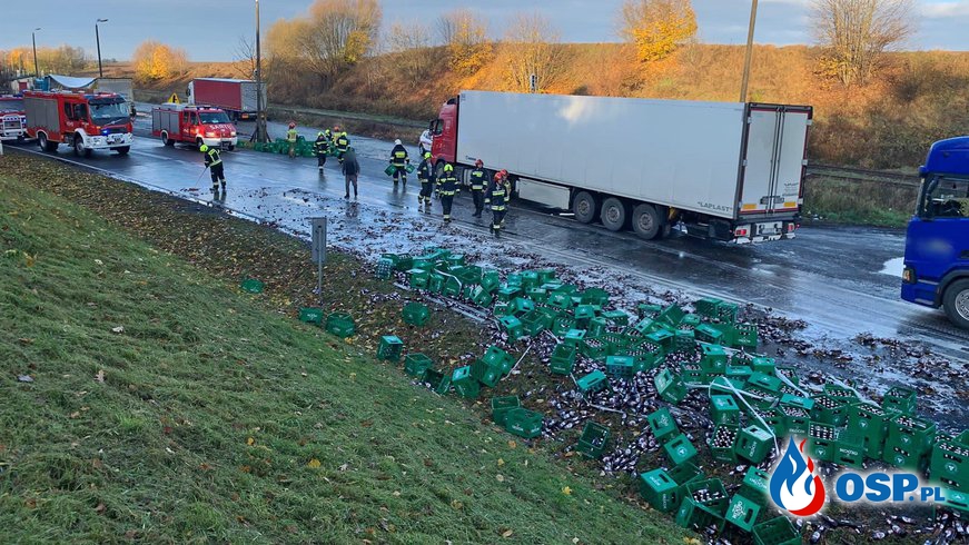 Tysiące butelek piwa wypadło z ciężarówki na drogę. Ładunek pomogli uprzątać strażacy. OSP Ochotnicza Straż Pożarna