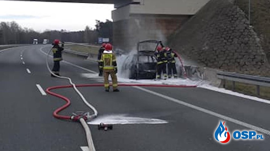 Pożar samochodu na autostradzie A4. W akcji 4 zastępy strażaków. OSP Ochotnicza Straż Pożarna