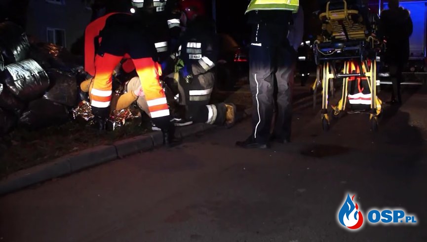 Samochód wjechał w przystanek w Jezierzycach. Trzy osoby ranne. OSP Ochotnicza Straż Pożarna