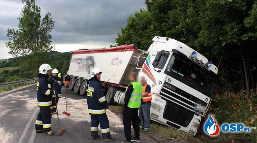 Dziwiszów: Ciężarówka wpadła do rowu na Kapelli. OSP Ochotnicza Straż Pożarna