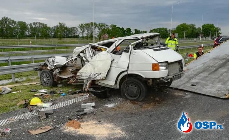 Groźny wypadek na S7. Bus służby drogowej staranowany przez volvo. OSP Ochotnicza Straż Pożarna