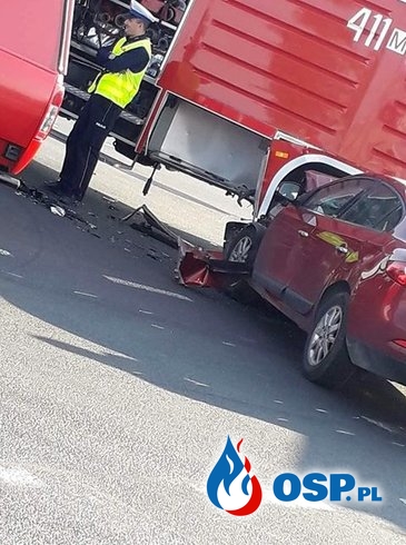 Kierowca osobowego renault wjechał w wóz gaśniczy, jadący do pożaru. OSP Ochotnicza Straż Pożarna