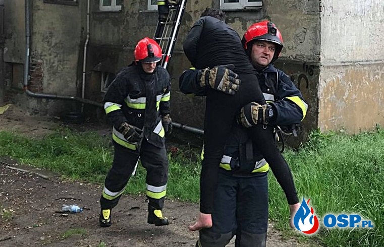 Czterosoboowa rodzina ewakuowana przez strażaków z płonącego mieszkania OSP Ochotnicza Straż Pożarna