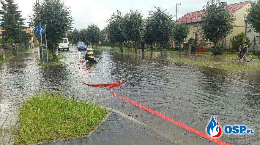 Przepełnione studzienki kanalizacyjne i zalana posesja OSP Ochotnicza Straż Pożarna