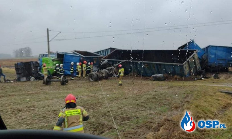 Pociąg staranował ciężarówkę, wykoleiły się wagony i lokomotywa. Tragiczny wypadek w Gołuchowie. OSP Ochotnicza Straż Pożarna