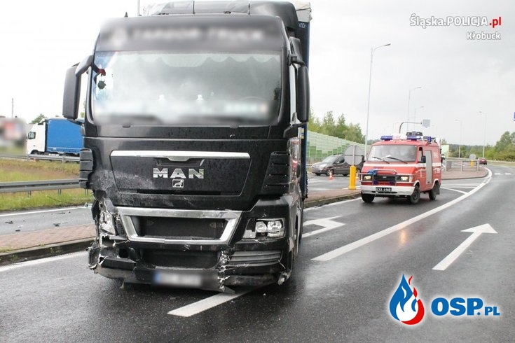 Tragiczne zderzenie auta z ciężarówką. Zginął 74-latek. OSP Ochotnicza Straż Pożarna