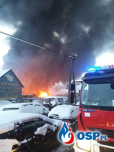 Groźny pożar warsztatu pod Olsztynem. W akcji 16 zastępów strażaków. OSP Ochotnicza Straż Pożarna