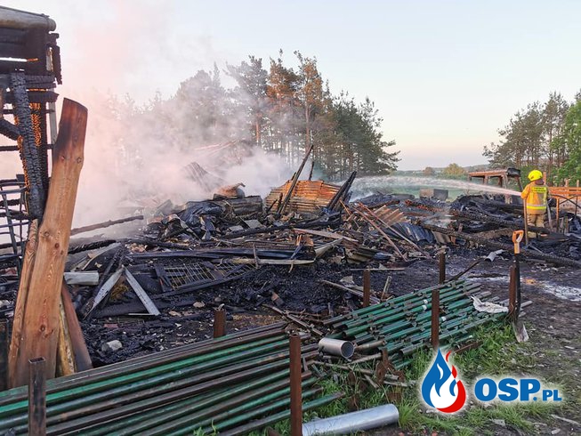 Nocny pożar gospodarstwa w Leżuchowie. Wodę do gaszenia czerpano z jeziora i rzeki. OSP Ochotnicza Straż Pożarna