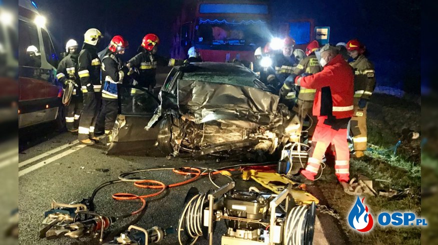 Tragiczny finał czołowego zderzenia auta i ciężarówki. Kierowca zginął na miejscu. OSP Ochotnicza Straż Pożarna
