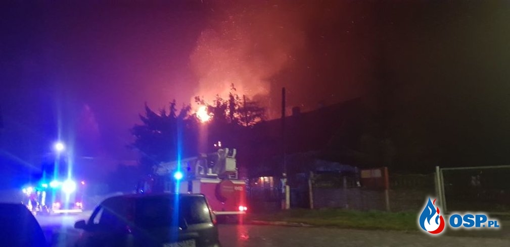 Groźny pożar domu w Brożcu. Spłonęło piętro i dach. OSP Ochotnicza Straż Pożarna