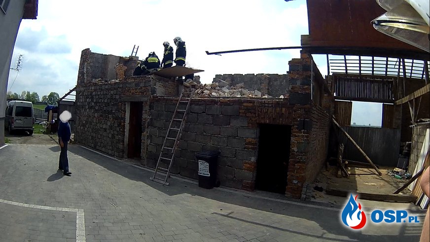 Podczas prac rozbiórkowych zawaliła się ściana. Ranna jedna osoba OSP Ochotnicza Straż Pożarna