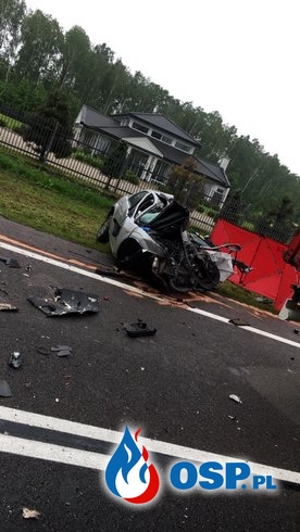 23-letni kierowca nie żyje. Wjechał autem wprost pod ciężarówkę. OSP Ochotnicza Straż Pożarna