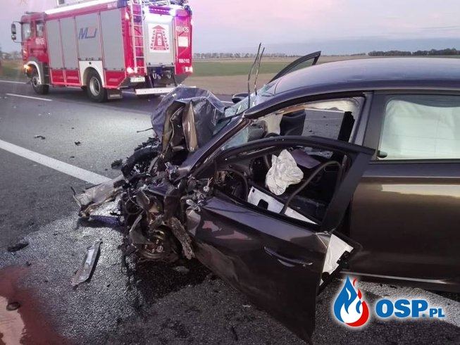Auto zderzyło się z dwoma ciężarówkami. Zginął obywatel Włoch. OSP Ochotnicza Straż Pożarna