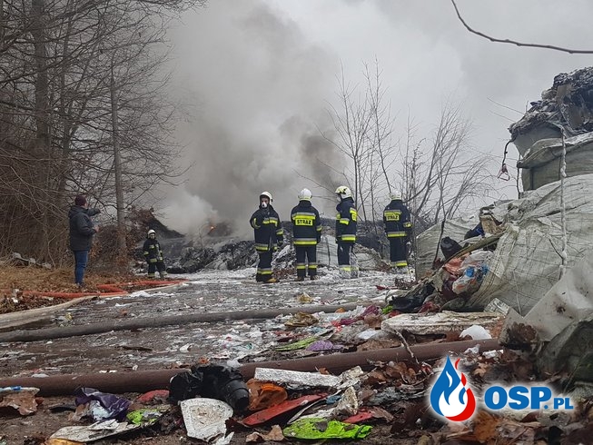 Groźny pożar na terenie byłego zakładu. W akcji blisko 200 strażaków. OSP Ochotnicza Straż Pożarna