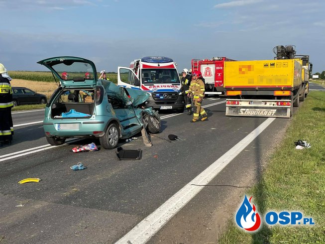Kierowca opla wyjechał wprost przed ciężarówkę. Groźny wypadek na obwodnicy Opola. OSP Ochotnicza Straż Pożarna