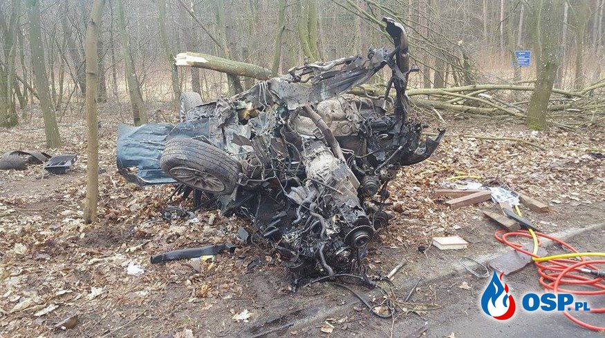 BMW doszczętnie rozbite na drzewie. Kierowca wypadł z auta i walczy o życie! OSP Ochotnicza Straż Pożarna