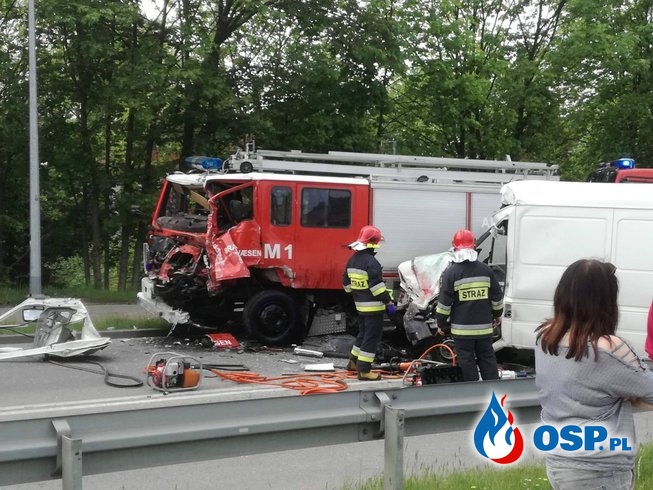 Czołowe zderzenie busa z "prywatnym wozem strażackim". OSP Ochotnicza Straż Pożarna