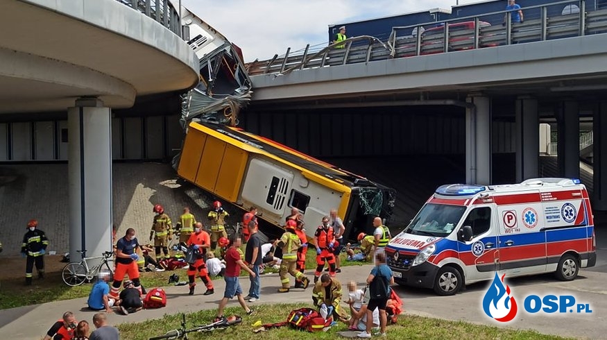 Autobus spadł z wiaduktu w Warszawie. Jedna osoba zginęła, 22 są ranne. OSP Ochotnicza Straż Pożarna