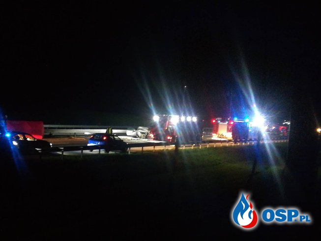 Tragiczny wypadek na autostradzie A2. Nie żyje jeden z kierowców. OSP Ochotnicza Straż Pożarna