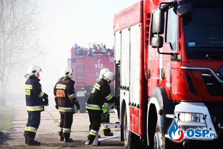 Pożar samochodu i przyczepy kempingowej pod Opolem OSP Ochotnicza Straż Pożarna