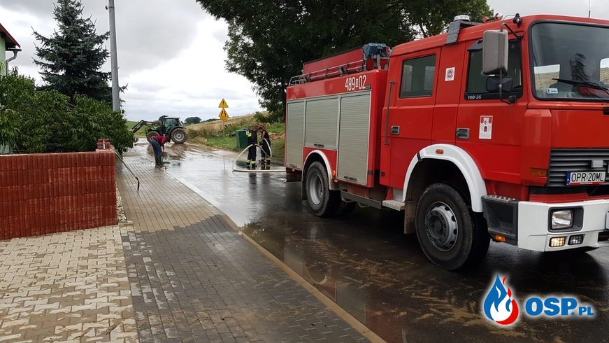 Zalana droga błotem po opadach deszczu w miejscowości Józefów OSP Ochotnicza Straż Pożarna