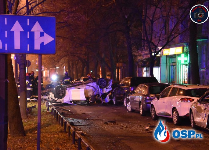 Auto dachowało uszkadzając zaparkowane pojazdy. Groźny wypadek w centrum Warszawy. OSP Ochotnicza Straż Pożarna