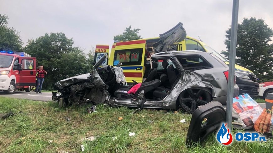 Czołowe zderzenie samochodu osobowego z cysterną. Groźny wypadek na obwodnicy Lwówka. OSP Ochotnicza Straż Pożarna