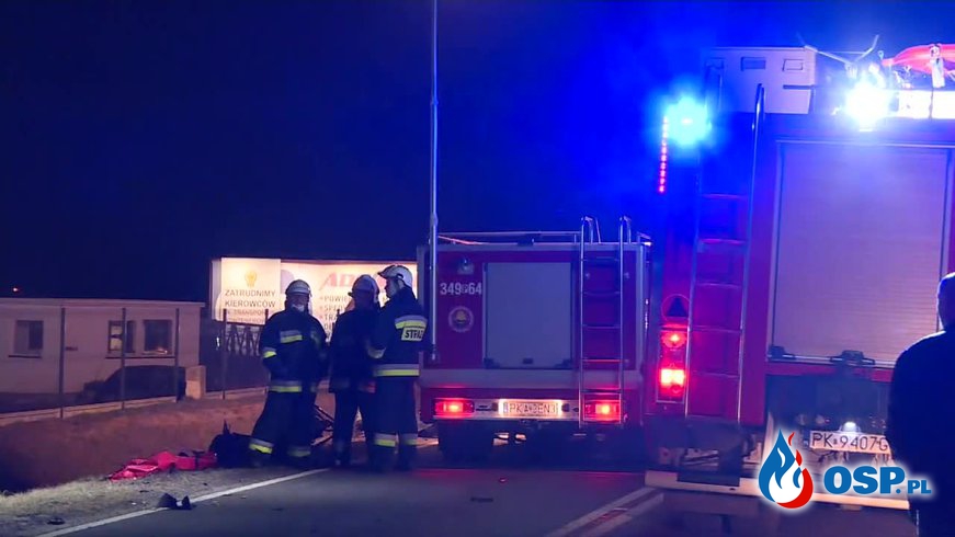 Kobieta zginęła, 10-letnia dziewczynka w szpitalu. Czołowe zderzenie auta z ciężarówką pod Kaliszem. OSP Ochotnicza Straż Pożarna