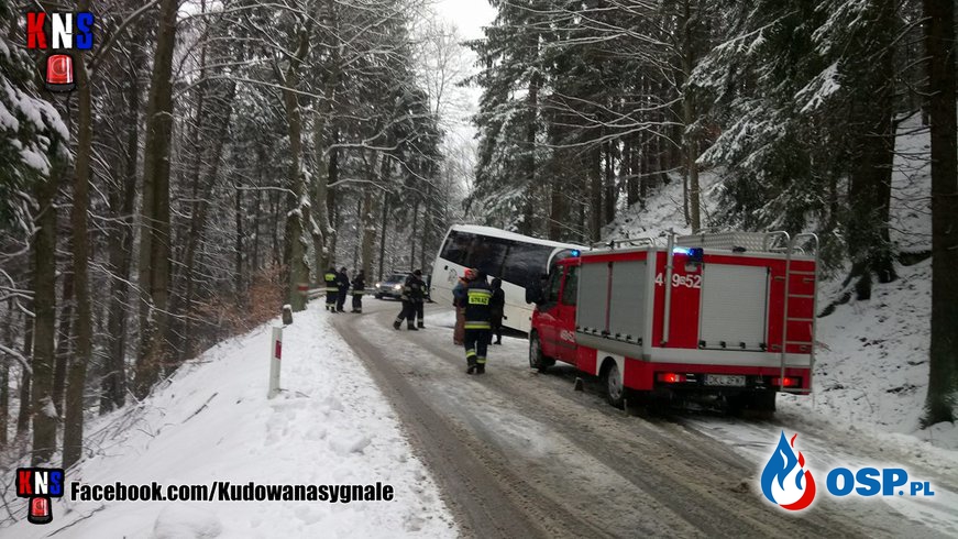 Autobus przewożący dzieci wpadł do rowu na Drodze Stu Zakrętów. OSP Ochotnicza Straż Pożarna
