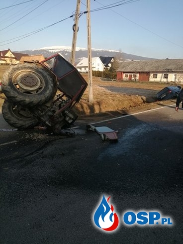 Traktor rozpadł się na pół, auto wylądowało w rowie. Groźny wypadek na Podhalu. OSP Ochotnicza Straż Pożarna