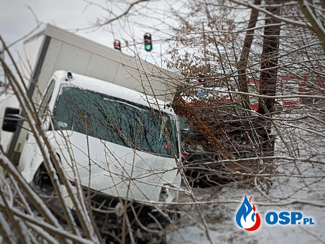 Wypadek karetki w Luzinie. Ambulans zderzył się z dostawczakiem. OSP Ochotnicza Straż Pożarna