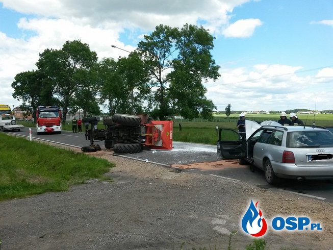 Zderzenie samochodu osobowego z ciągnikiem OSP Ochotnicza Straż Pożarna