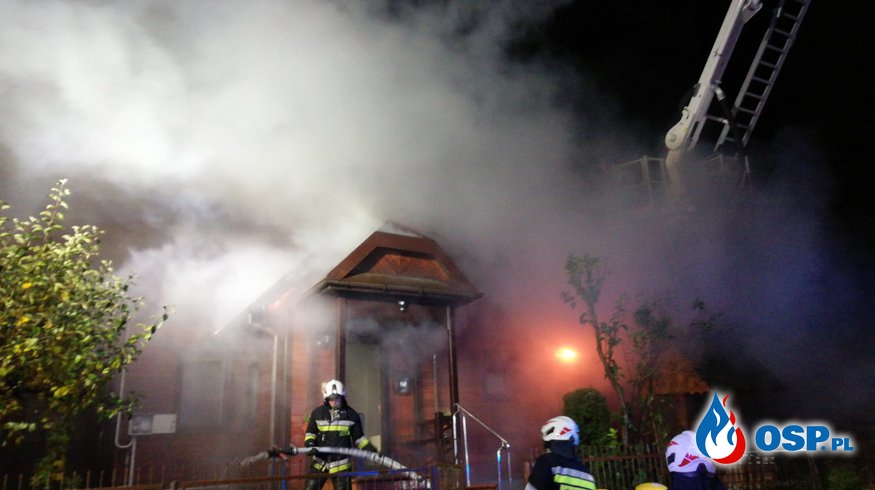 Nocny pożar plebanii pod Augustowem. Ogień gasiło 19 zastępów strażaków. OSP Ochotnicza Straż Pożarna