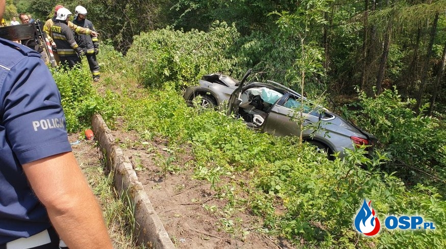 BMW wypadło z drogi i koziołkowało. Kierowca zginął na miejscu. OSP Ochotnicza Straż Pożarna
