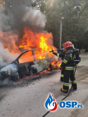 Pożar auta z instalacją gazową. Pojazd ugaszono ciężką pianą. OSP Ochotnicza Straż Pożarna