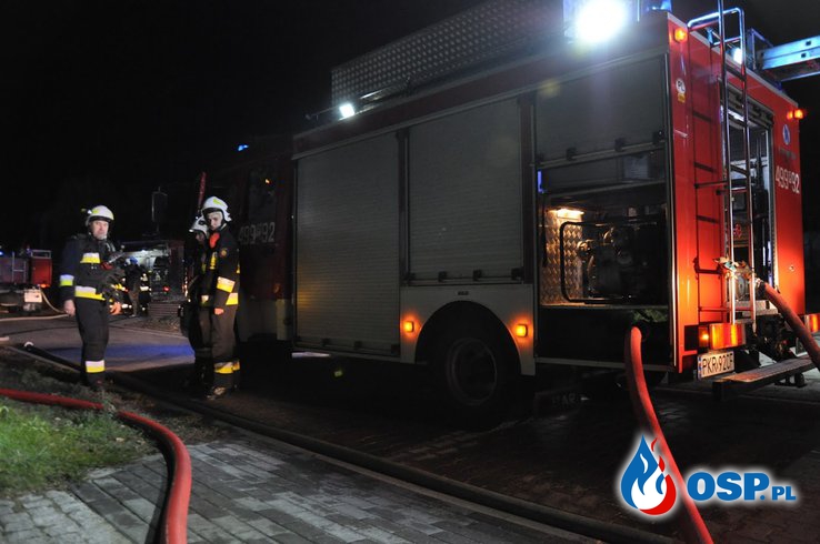 Pożar domu w Cieszkowie. 6 zastępów w akcji. OSP Ochotnicza Straż Pożarna