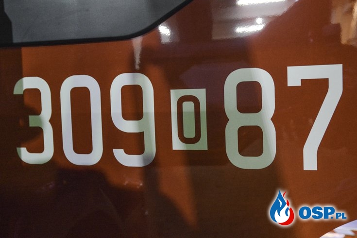 Nowoczesne Volvo zaparkowało w remizie OSP Dąbrowa OSP Ochotnicza Straż Pożarna